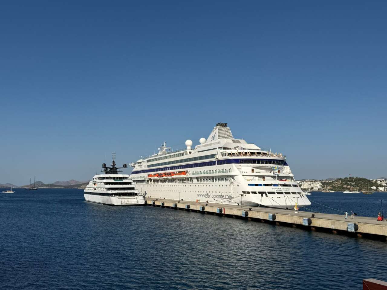 Bodrum Kruvaziyer Turizminde Hareketli Gün, İki Kruvaziyer Gemisi Aynı Anda Limanda 1